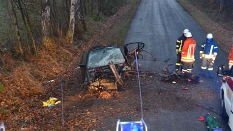 Autofahrer bei Baumunfall lebensgefährlich verletzt