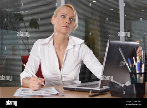 Blonde Junge Frau Arbeitet Im Buero Am Laptop Sekretaerinsekretaerin Berufe Modelrelease