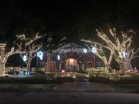 The Best River Oaks Christmas Light Displays This Year