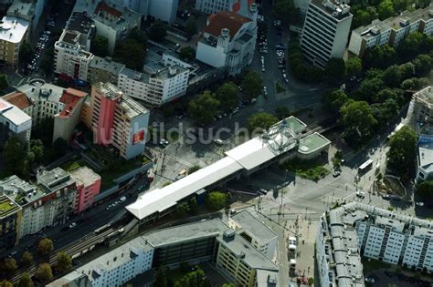 Berlin aus der Vogelperspektive Bahnhofsgebäude und Gleisanlagen des