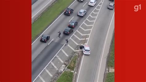 VÍdeo Policiais Armados Param Trânsito Na Dutra Após Roubo De Carro Em