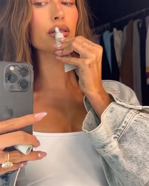 Hailey Bieber Just Got A New Flavor Of Glazed Doughnut Nails Hailey