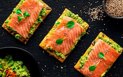 Tosta de Salmão fumado e Abacate Skandia Receitas