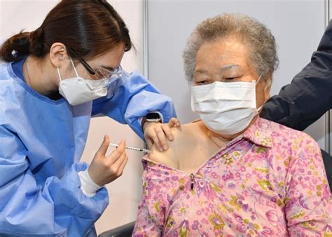 수원시 만75세 이상 어르신 백신 접종 시작