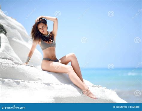 Giovane Bella Donna Sexy Che Posa In Bikini Del Costume Da Bagno Vicino Alle Rocce Bianche Sulla