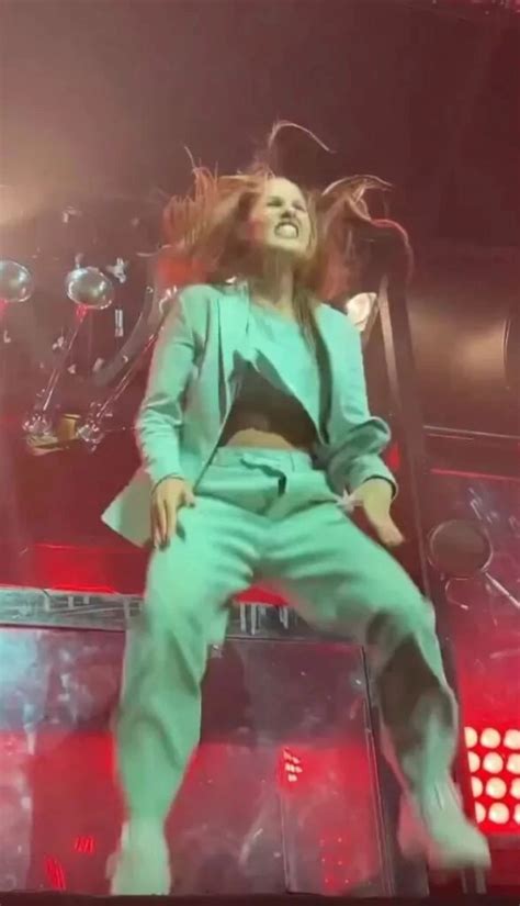 Julieta Poggio tuvo un descuido hot en un show qué le pasó Revista Paparazzi