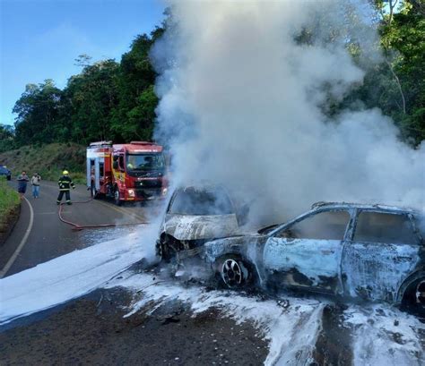 Veículos são destruídos por incêndio após batida frontal na SC 157