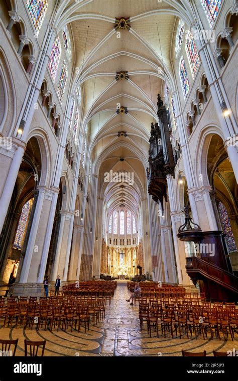 Chartres cathedral interior hi-res stock photography and images - Alamy