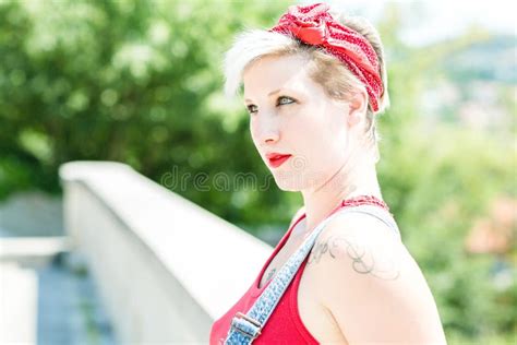 Jeune Fille De Pin Up Blonde Avec Un Arc Rouge Dans Les Cheveux Face Au Parc Femme De Pin Up Du