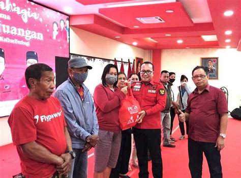 PDI Perjuangan Bagikan Ribuan Paket Sembako Untuk Umat Kristiani Yang