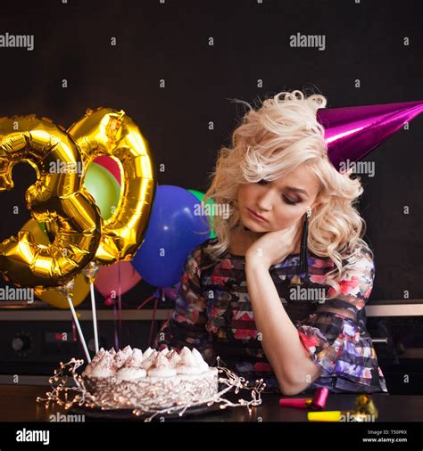 Anniversaire Anniversaire Jeune Belle Blonde Assise Devant Un G Teau D Anniversaire Et Triste