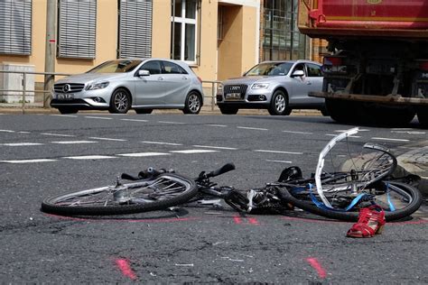 Schwerer Unfall In Dresden Fahrradfahrerin Von Lkw Erfasst