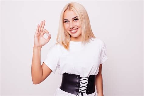 Femme Blonde Souriante Montre Signe Ok Isolé Photo Gratuite