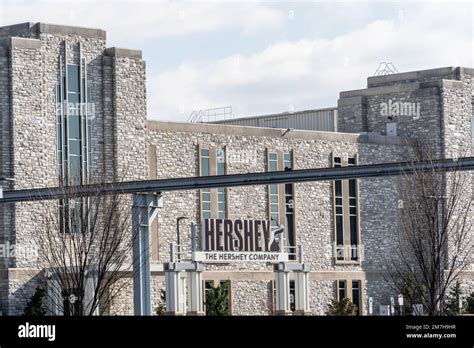 Silício Orgânico Antes E Depois Cabelo - Hershey, PA, USA -November 17, 2022: The Entrance of the Hershey ...