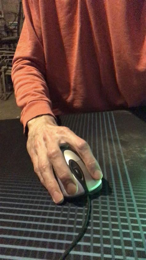 Is this mouse grip optimal? (Ring finger/pinky/thumb on pad : r