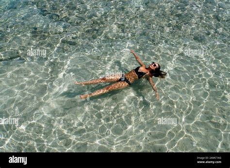 Junge Frau im Bikini treibt auf dem Wasser El Quseir Ägypten Stock Photo Alamy