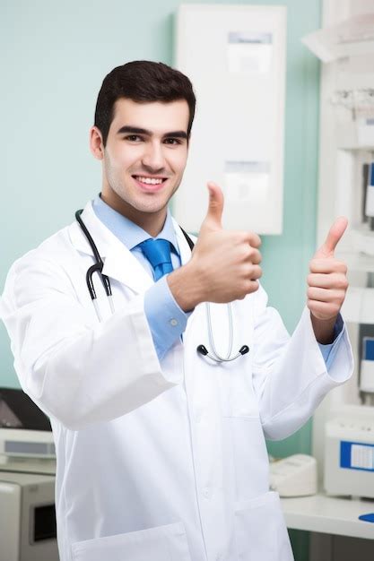 Retrato De Un Joven M Dico Que Muestra El Pulgar Hacia Arriba Mientras