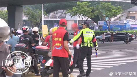 车挂牌、戴头盔、守交规，福州交警全力守护道路交通安全头盔交警电动自行车新浪新闻