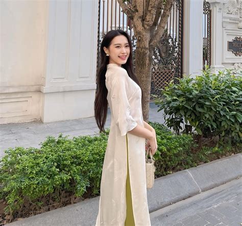 Bạn gái hot girl của Văn Thanh khoe đường cong dáng đẹp vợ Văn Hậu hóa nàng thơ