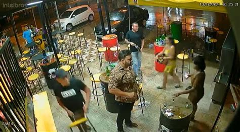 Vídeo ex PM bebe briga e atira contra pessoas em bar no Distrito