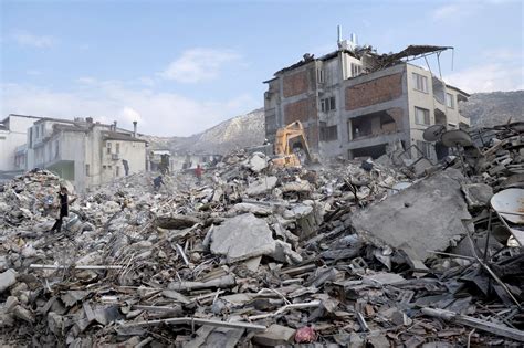 Miracle Rescues As Turkey Syria Quake Death Toll Tops 25 000