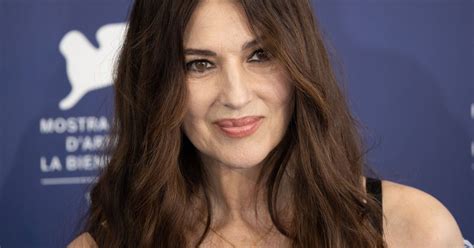 Monica Bellucci 58 ans en lingerie fine sous sa robe transparente la star dévoile son