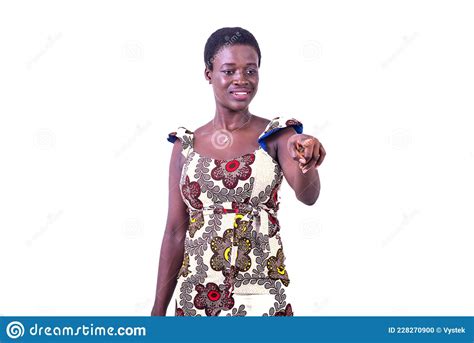 Portrait Dune Jeune Femme Africaine Montrant Du Sourire Photo Stock