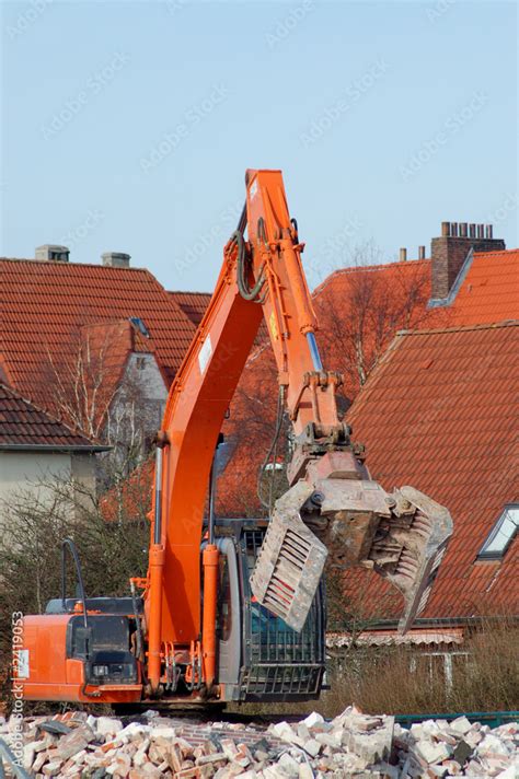 Oranger Bagger Im Einsatz Stock Foto Adobe Stock