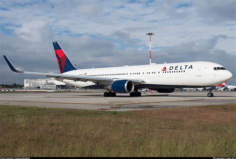 N Dz Delta Air Lines Boeing Er Wl Photo By Gianluca