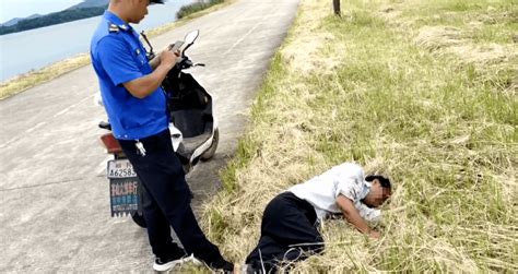 上午突发！城管巡查发现有人倒在路边，13分钟紧急救援！李文庆男子救护车