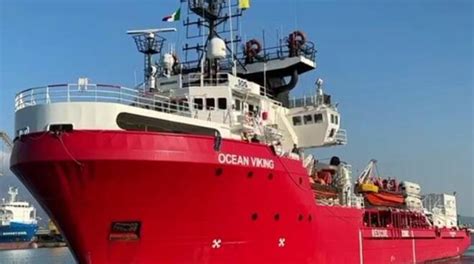 La Nave Ocean Viking Giunta Al Porto Di Napoli Con A Bordo