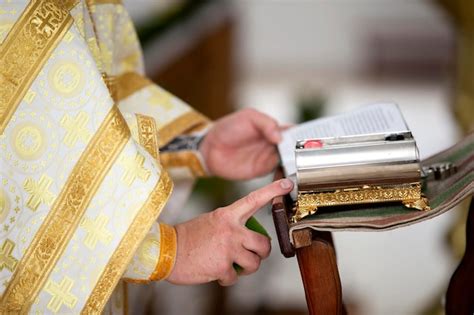 As mãos do padre seguram um atributo da igrejapreparando se para o