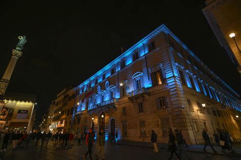 Fundaci N Endesa Ilumina El Exterior De La Embajada De Espa A Ante La