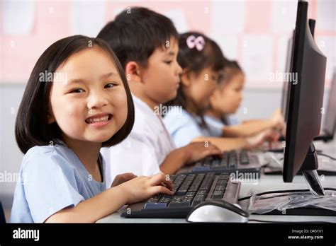 Pupila femenina usando el teclado durante la clase de computación en