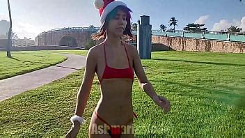 Prueba de baile y twerking en microbikini con coño peludo edición navideña de 2024 XVIDEOS