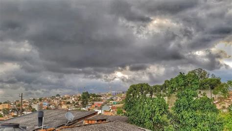 Chuva forte derruba muro árvores e destelha casas em Curitiba