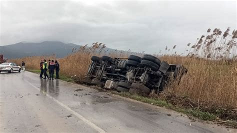 Dolgu Malzemesi Y Kl Kamyon Sulama Kanal Na Devrildi Yaral