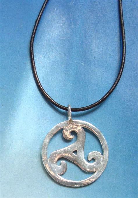 Colgante Triskel Amuleto Celta De Plata De Ley Trisquel Etsy