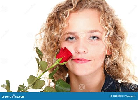 Blonde Hermoso De La Mujer Joven En Isola Romántico De La Rosa Del Rojo Del Retrato Imagen de