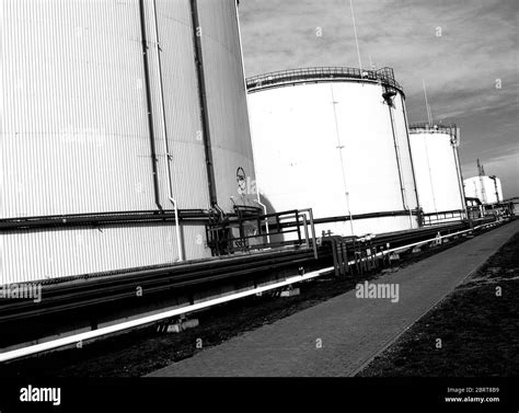 Crude Oil Tank In The Oil Refinery Storage Tanks For Oil Tanks For