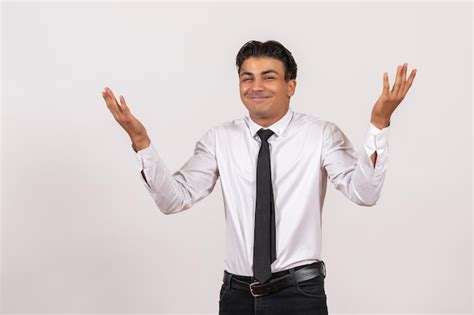 Vue De Face Employ De Bureau Masculin Posant Sur Un Mur Blanc Travail