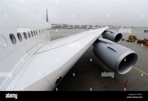 Eine Tragfläche Mit Zwei Triebwerken Einer Boeing 747 8