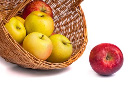 Manzanas En Una Cesta De Mimbre En Un Fondo Blanco Imagen De Archivo