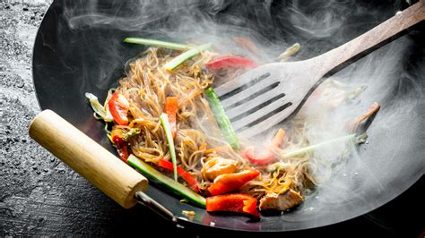 Why You Shouldn't Put Too Many Ingredients In Your Wok