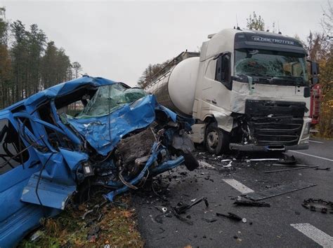 Tragiczny Wypadek Ko O Sochaczewa Bus Zderzy Si Z Ci Ar Wk S