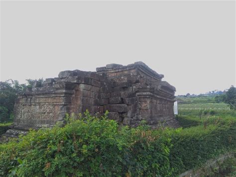 Candi Kesiman Tengah Pacet Dibangun Dari Batu Dan Ada Relief Kisah