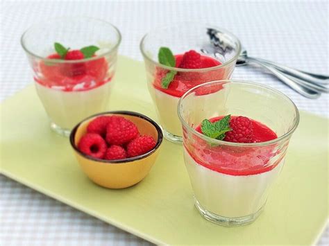 Panna Cotta Con Coulis Di Lamponi Panna Cotta Met Frambozencoulis