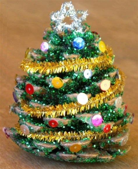 Wonderful DIY Mini Pine Cone Christmas Tree