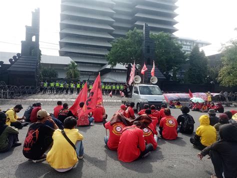 Mahasiswa Dan Buruh Jateng Tuntut Cabut Omnibus Law LENTERAJATENG