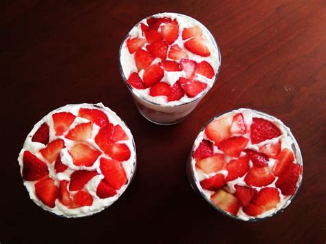 La Reposterapia Trifle de fresas plátano y nata